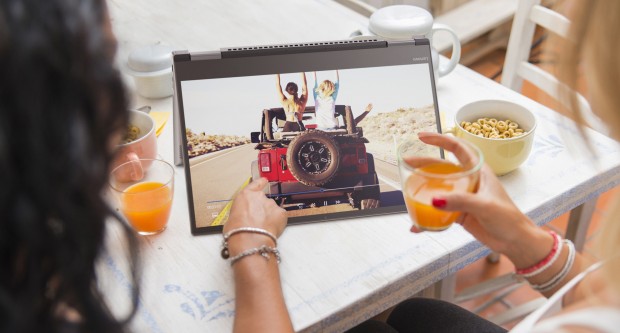 Das Lenovo Yoga 720 im Zelt-Modus. (Bild: Lenovo)